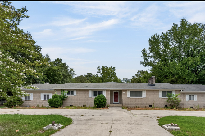 The Front of the House - Chapel Hill ~ Big Open floor and spacious House with in-law unit and big flat backya