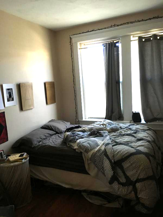Hub Realty - Fenway, large one bedroom split, walk to shops and restaurants Apartments