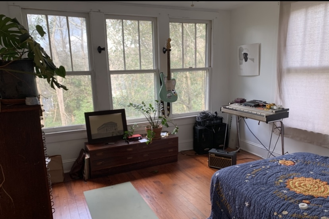 Bedroom - Beautiful quiet and sunny 1 bedroom apartment