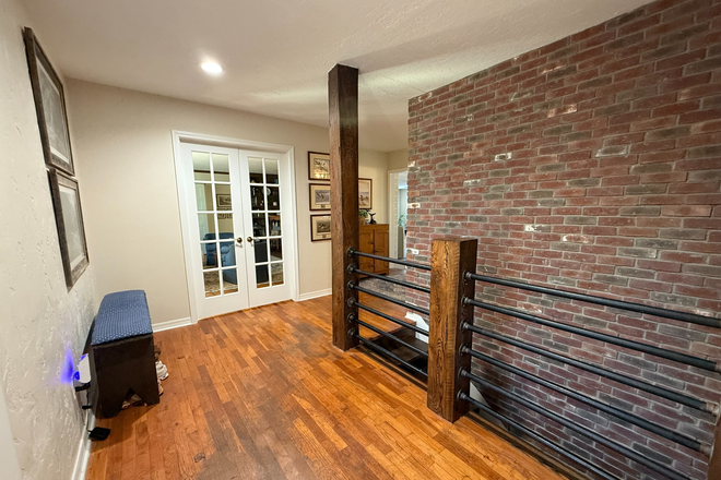 Front Entryway - House 3 miles from Campus- 4 Bedrooms/4 Bathrooms   - Need to Fill Last Room