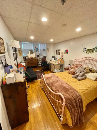 BEDROOM 1 - NO BROKER FEE! SPACIOUS 3 BDRM/2 BATHROOM  APARTMENT AT 1061 BEACON ST.  BROOKLINE AVAIL 9/1/25