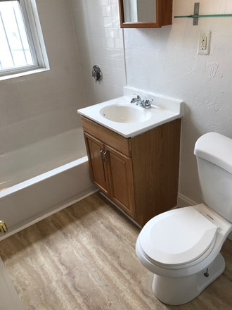 Hub Realty - Private entrance spacious 3 bedroom, ground level/1st floor, updated kitchen Apartments