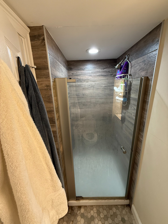Bathroom - 3 rooms in Modern 5 bed 3 ba available House