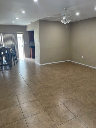 Living dining - Duplex one block from UM