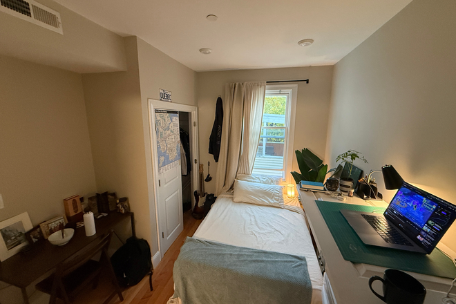 Bedroom (currently in use) - 1 bedroom with en-suite private bathroom in East Cambridge Apartments