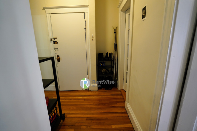 3 - AVAIL NOW-INCREDIBLE Central Sq 3 bed, H/HW inc! No Broker's Fee! Apartments