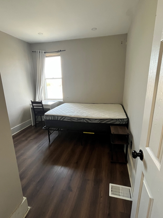 Bedroom - Renovated Townhome Located within 4 min Walking Distance from JHM JHU School of Nursing/Public