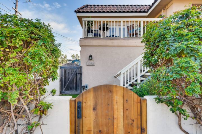 Entry from 20th Street - 4 bedrooms, 3 bath, 1/2 a block to the Beach