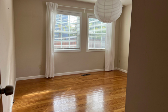 Front room east facing windows - Spacious room with off-street parking + office space in Temescal garden apartment