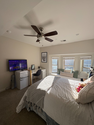 Bedroom - Spring sublease on the Hill (Girls only) Apartments