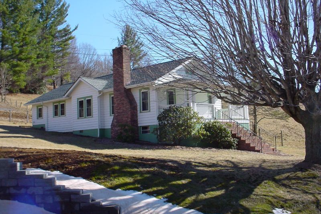 Outside view from the street - Farmhouse in Todd