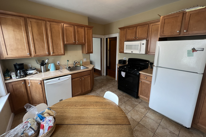 . - Spacious 3Bed 1Ba AVAILBAE 9/1 Apartments