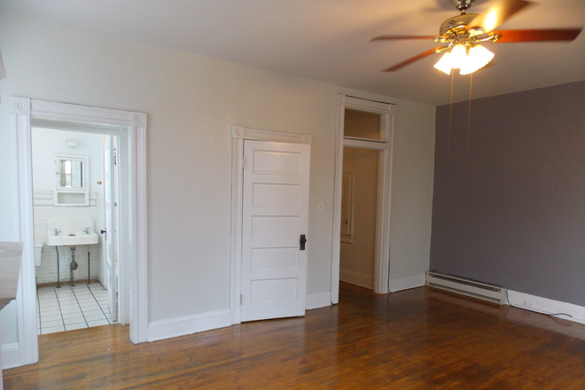 Bedroom - 1-bedroom apartment close to Homewood campus