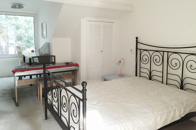 3rd floor extra large bedroom - Vacant Bedrooms in A House (10 mins to campus)