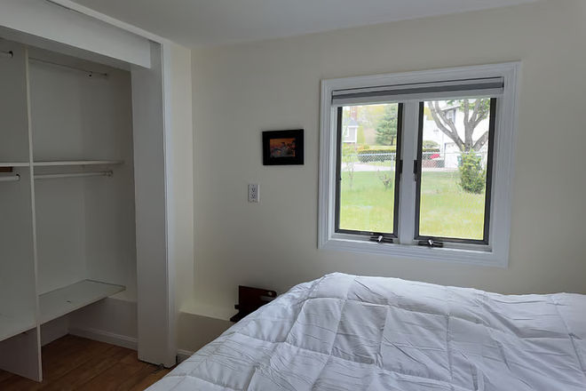 California King Bedroom - Quiet 5-Bed, 1-Bath Perfect for Studious Students Wanting to Save on Housing Costs Duplex