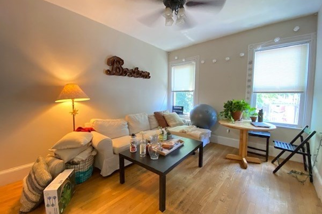 x - Mission Hill 4 Bed / 2 Bath | Top Floor | Great Value for 9/1 Apartments