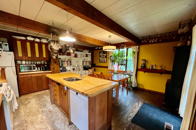 Fully equipped chef's kitchen with dishwasher - Bright Huge Furnished Queen Bedroom - Writer’s Dream - Available Jan 1, 2026 for Spring Condo