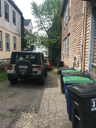 Driveway - Deluxe Porter Sq /Davis Sq  2 Bed minutes to Harvard, MIT ,Tufts & BU and the Red Line! Apartments