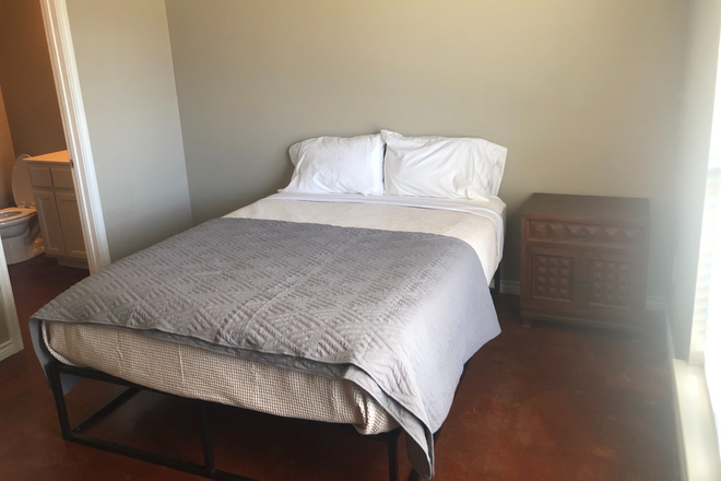 Bedroom - Looking for Roommate, Spring 2026, Close to Campus and Bus Route House
