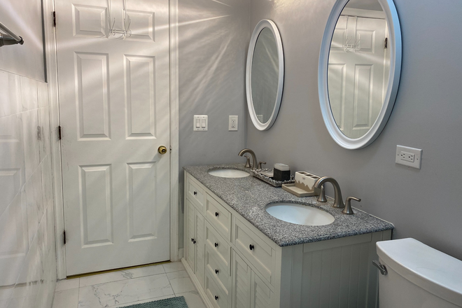 Shared Bathroom Space - Newly renovated 3 bed/2.5 bath house 10 minutes from campus