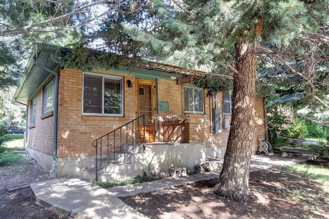 Backside of the duplex/unit. - Sublease Room in duplex near campus Duplex