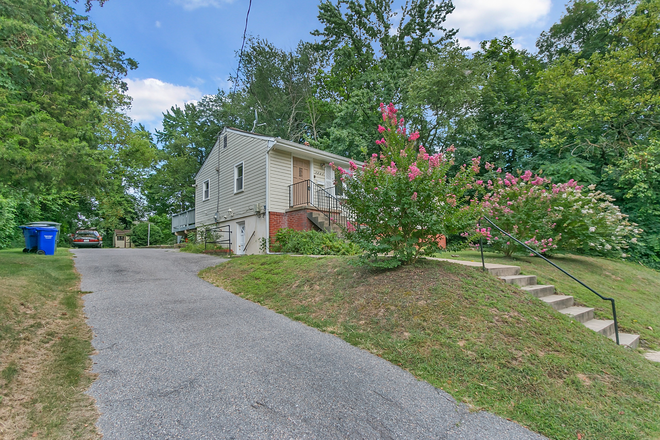 front of house - 9085 Autoville Drive: 5 bedroom, 5 bath house - walk to campus!