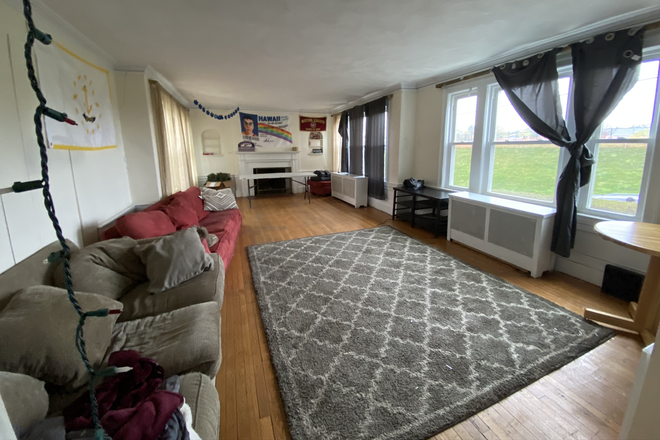 Living Room - ***2025-2026*** LARGE 4 BED 1 BATH APARTMENT IN CHESTNUT HILL - PARKING INCLUDED!!!