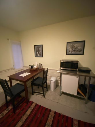 Comfy, cozy space - Your retreat in Upper Rockridge.  Fully furnished. Private entrance and bath.