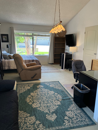 Studio with queen size bed - Villa Acres, East Orange foothills, close to all Campuses, Freeways, shopping, toll roads