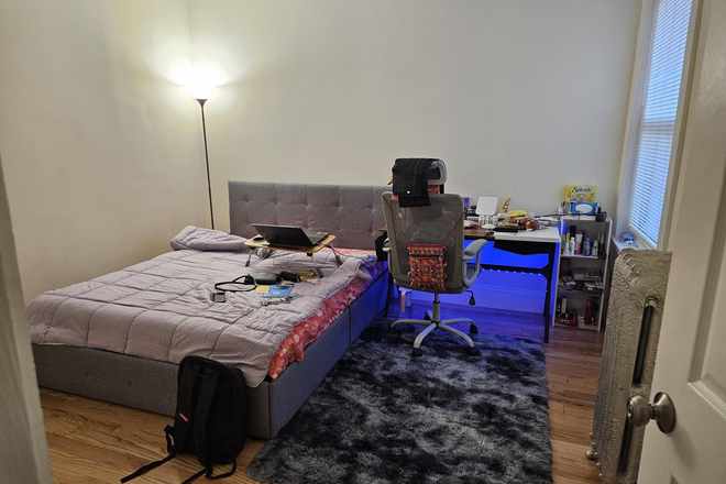 Available Bedroom - LOOKING FOR A ROOMMATE STARTING 9/1