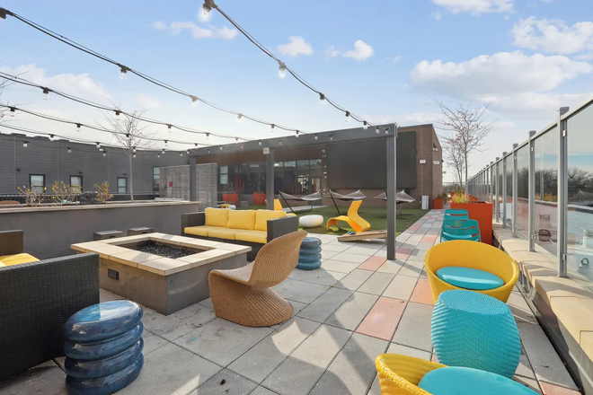 Rooftop Deck - The Standard 4x4 + Amenities (Sauna, full-body gym, free coffee, etc)