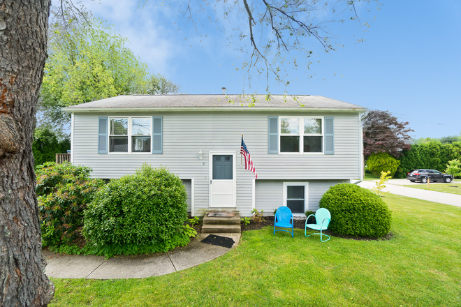 front of house - 51 Fairway Drive Narragansett, Bonnet Shores! Walking distance to beach! House