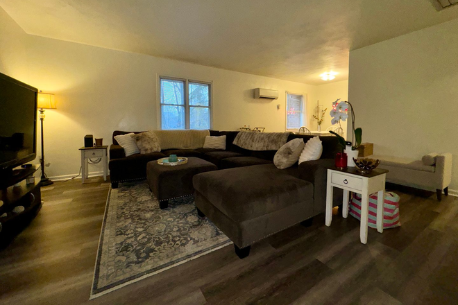 Photo - 2 Bed, 1 Bath Apartment On Houston Street