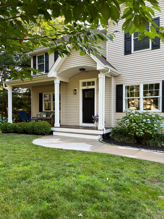 Front - 4 Bedroom House in Narragansett Available for 2026 academic year! $975 per Bedroom