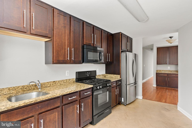 Kitchen - Private Top-Floor Suite with Office/Sitting Area | Utilities Included Townhome