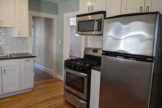 Stainless appliances and dishwasher in Kitchen - Spacious 2 Bedroom Apartment near Harvard Business School