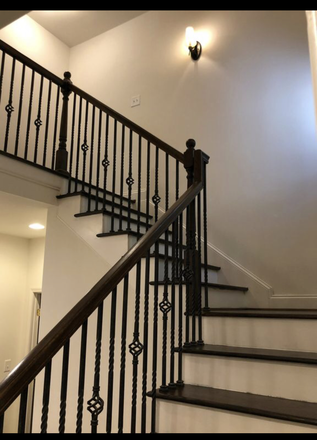 StairCase - Walk to Campus House