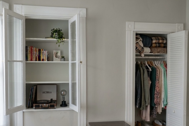 Bedroom closet - Porter square apartment/4 minute walk to the red line