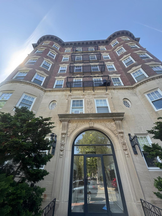 Exterior - Modern Heated Central Square 1 bed with In Unit Laundry Apartments