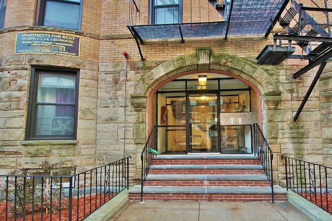 Front Door - Room for Sublet (less than 0.5 mi from Berklee campus) Apartments