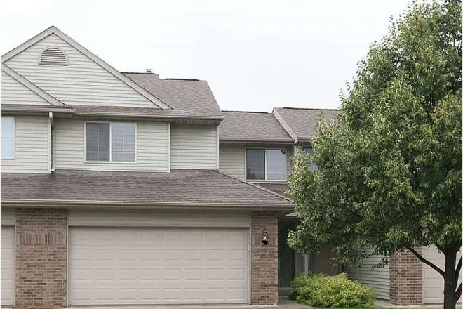 entrance - Townhouse for Rent – Prime Coralville Location (Mulberry St.)