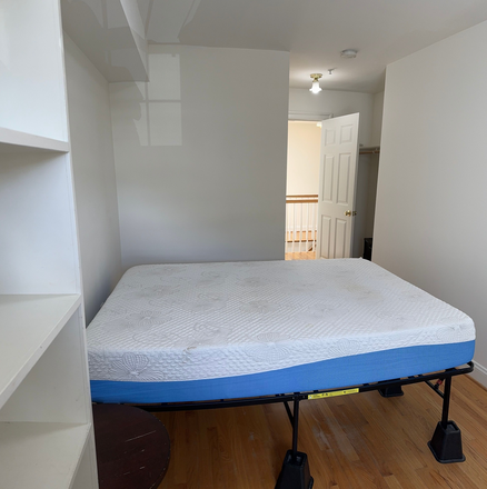 Bedroom upstairs #4 - Large remodeled fully furnished 6 Bdrm house/1 block to Campus