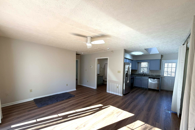 Living Room - Cute 3Bed/2ba Apt, 10 min to campus, large master suite, newly updated, quiet cul de sac, wooded lot