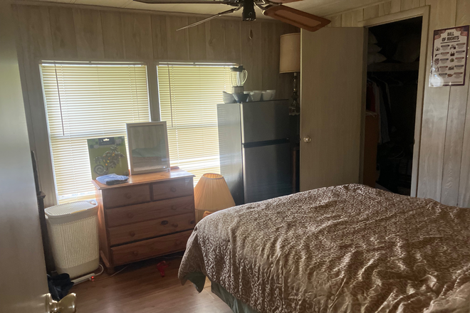 Bedroom - Faculty/student/tutor come and share home and expenses with me.