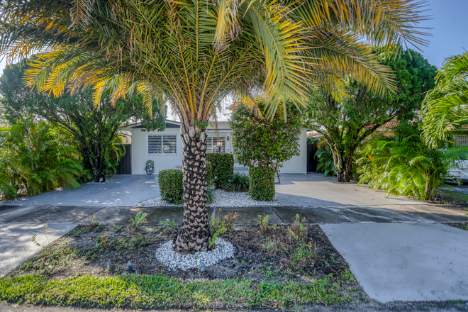 Front - BRAND NEW 4 Bed 4 Bath On Suite Bathrooms Inside Bedrooms OFF Campus available on SEPTEMBER 2025 House