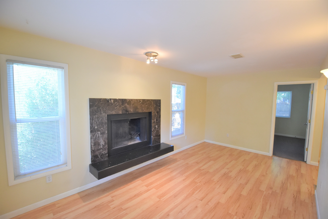 2323 Walnut #3 - 2323 South St. (4BR/2BA) Duplex