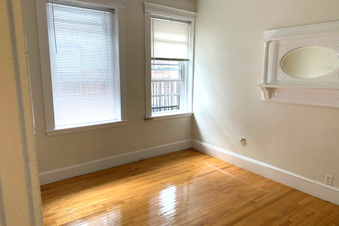 Living Space - Bright Studio in Great Location! Heat & Hot Water included! Apartments