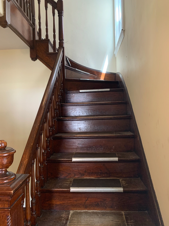 Front Stair case - Deluxe, Sunny and Spacious 4 Bedroom minutes to Harvard , MIT and Red Line! Apartments