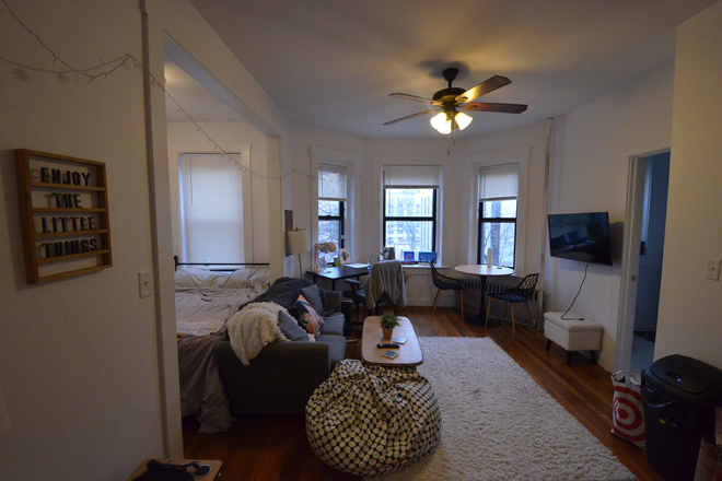 living - Large renovated Studio in Saint Stephen  walk to Campus move in 9/1 Apartments