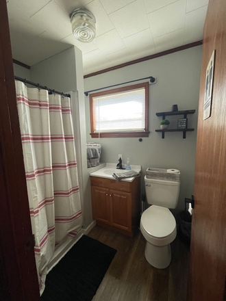 Bathroom - Driftwood Cottage close to the Dahlonega Campus Apartments